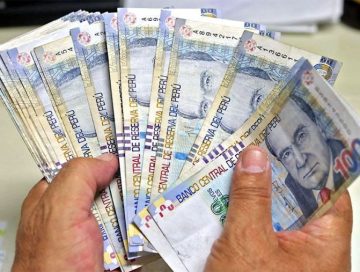 Gente que gana 10K al mes: ¿cómo lo lograron y qué puedes aprender?