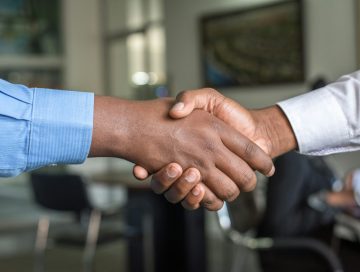 Cómo conseguir clientes antes de iniciar un negocio (sin arriesgar todo tu capital)